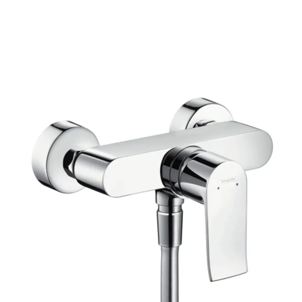 Einhebel-Brausemischer in Chrom von Hansgrohe, montiert auf einer Wand, mit einem schlanken Auslauf und einem Griff zur Temperatur- und Mengeneinstellung.